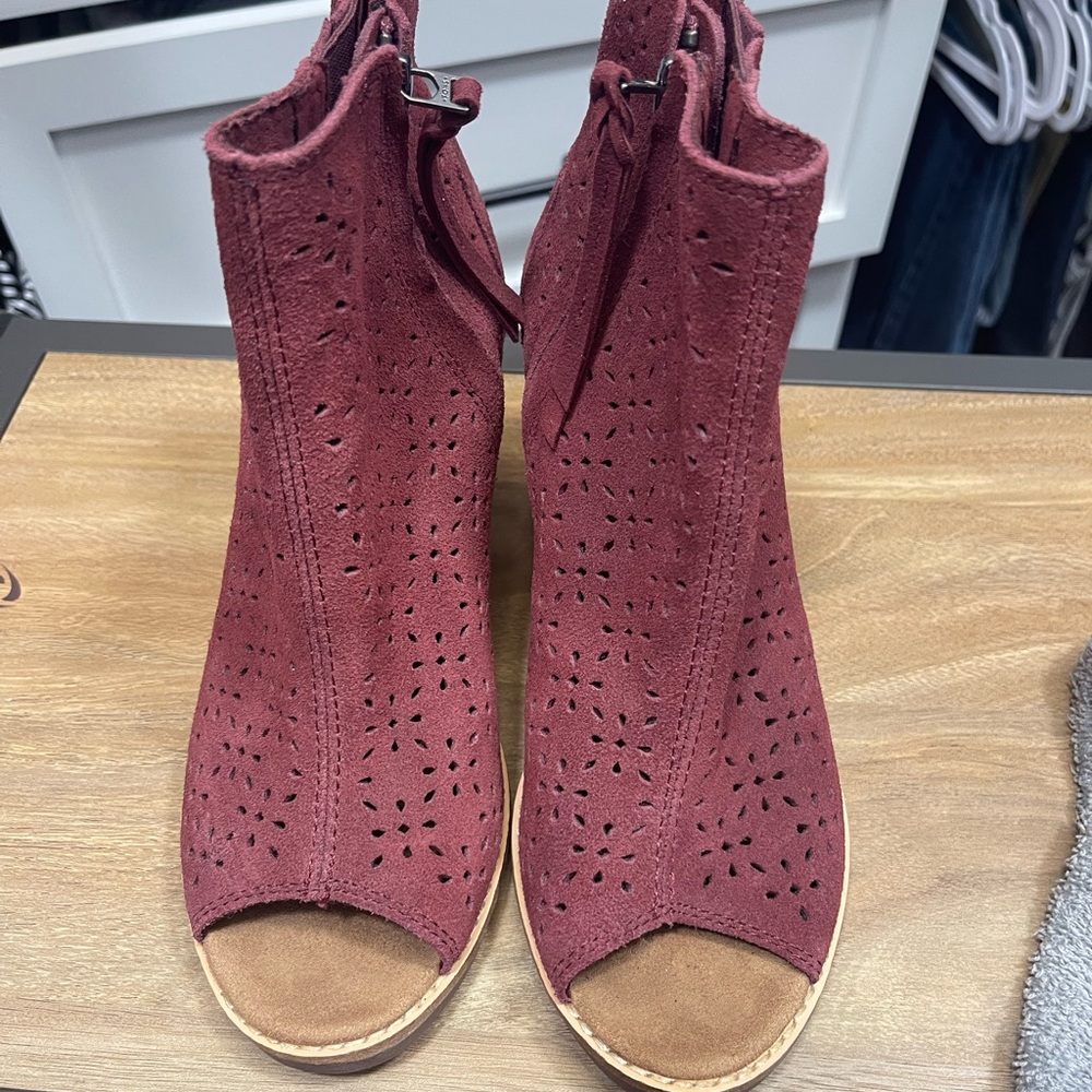 Tom’s size 7 boots